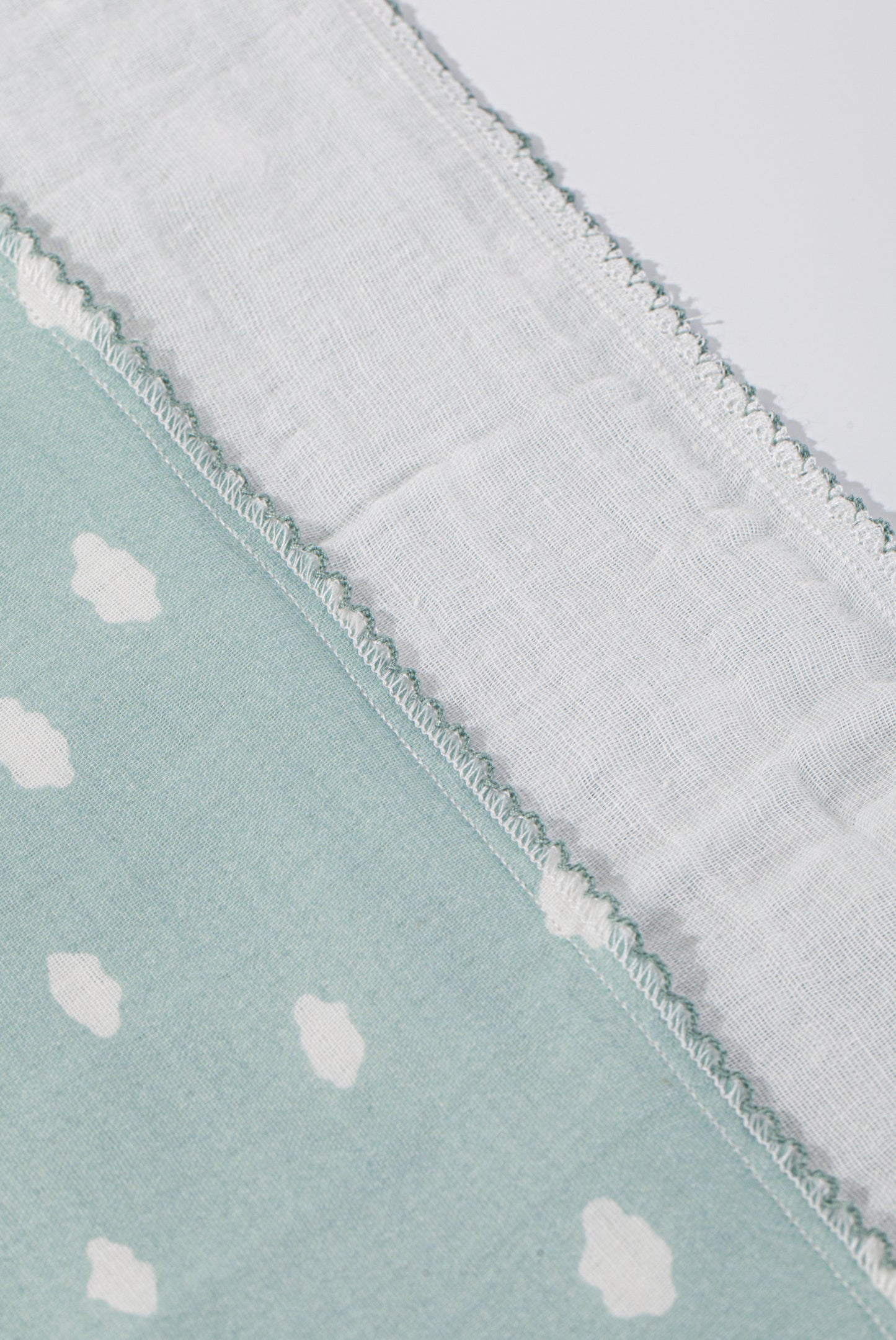 Wholesale Cotton Gauze Bath Towel Four-Layers Cotton Gauze Hook Edge Baby Bath Towel White Green White Dot Color White Label Manufacturer